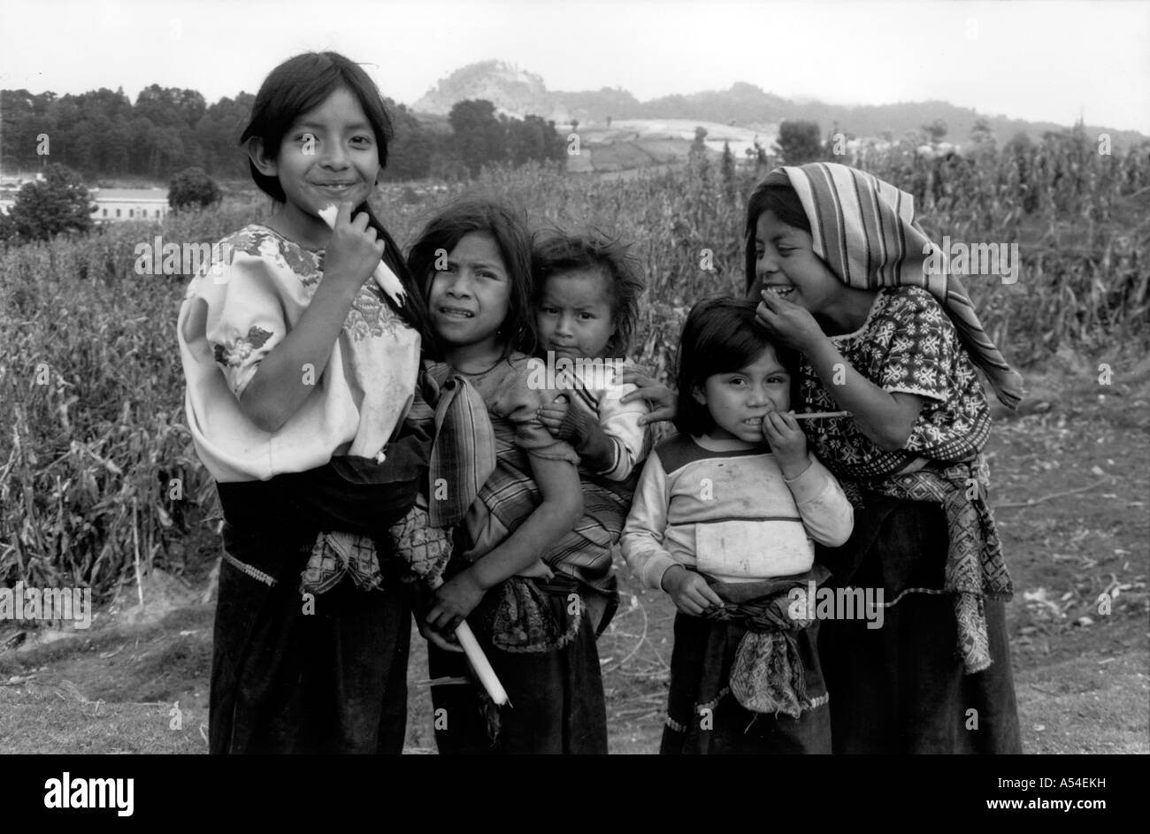 Painet hn2023 713 noir et blanc nahuala enfants guatemala au pays en développement, de pays moins développés économiquement de la culture Banque D'Images