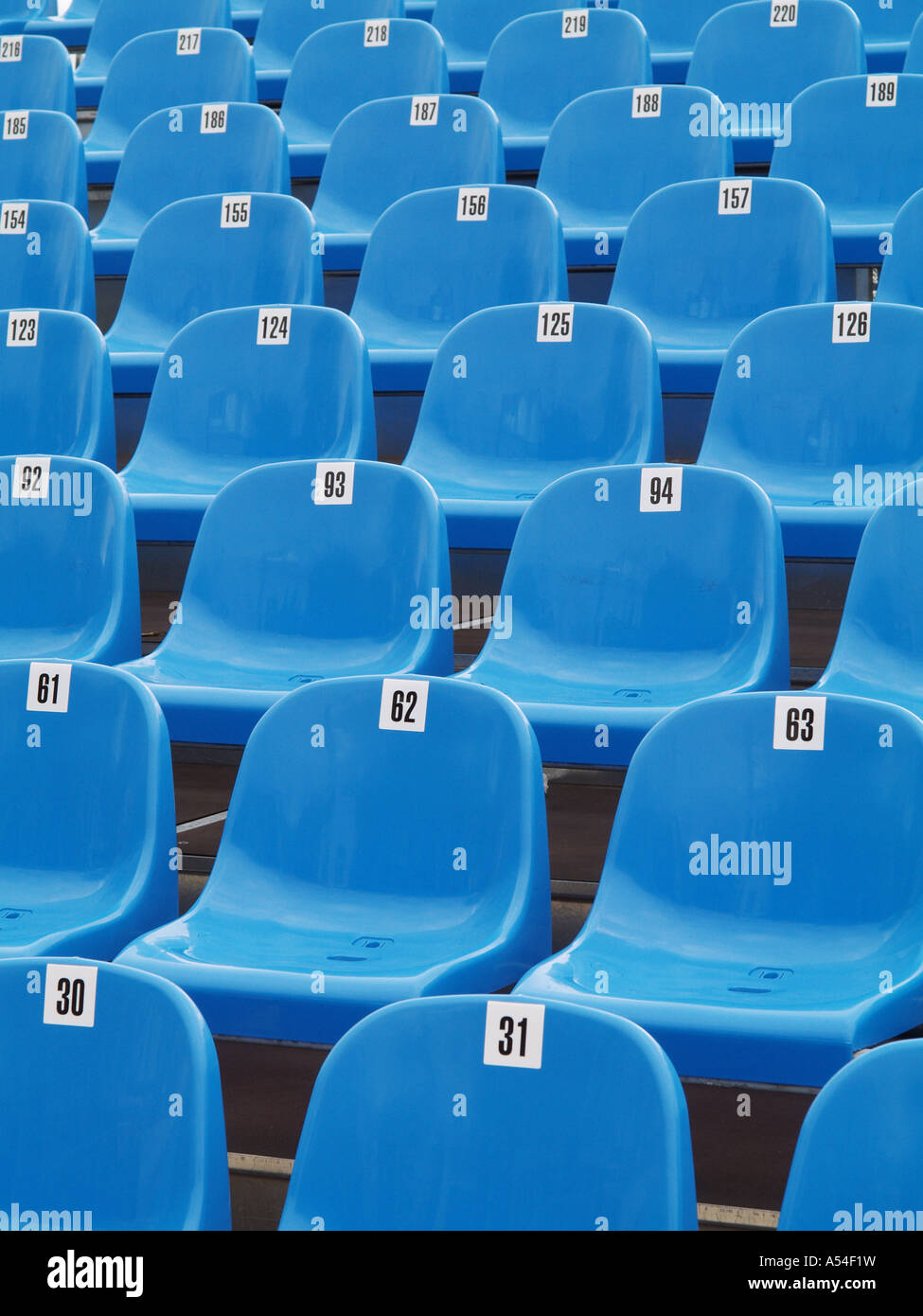 Des chaises en plastique bleu sur un tribun Banque D'Images