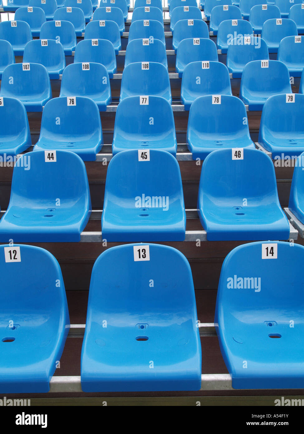 Des chaises en plastique bleu sur un tribun Banque D'Images
