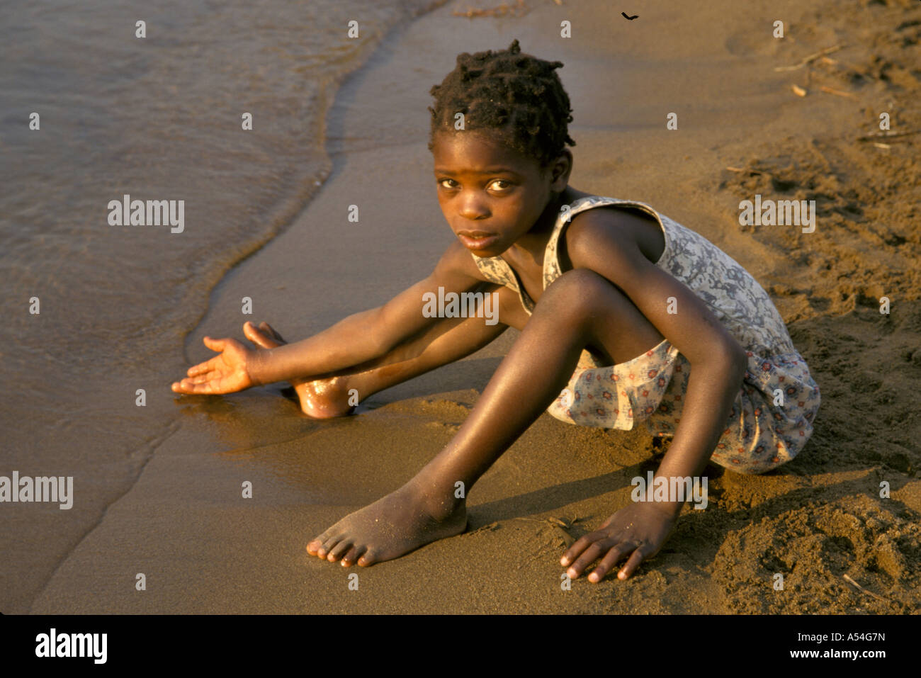 Ac1434 fille Painet mozambique lac Nyasa metangula heureux images play au pays en développement, pays de l'eau économiquement moins Banque D'Images