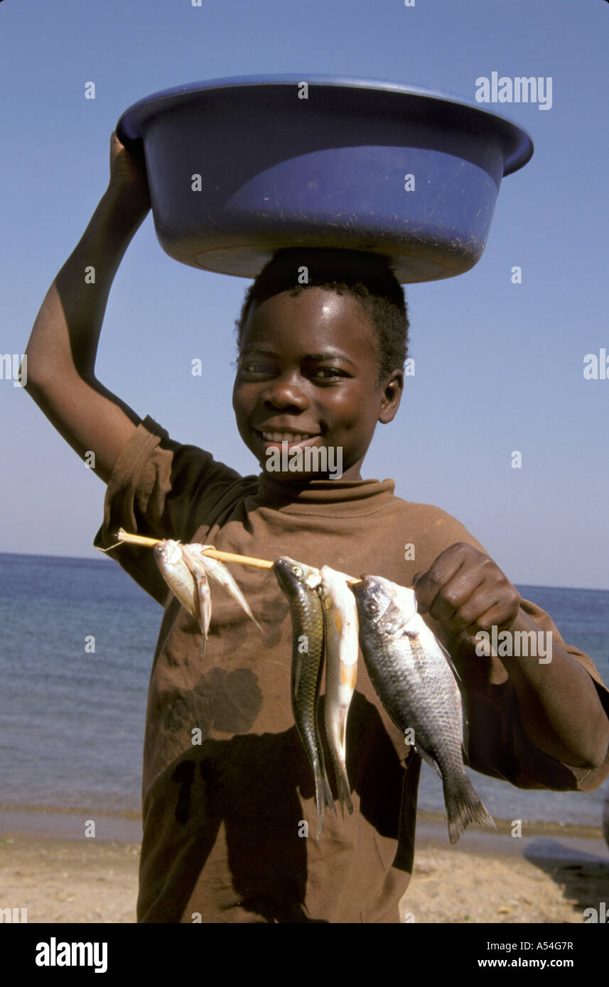 Ac1435 Garçon Painet mozambique poisson metangula images enfants d'eau en plastique du travail au pays en développement, pays économiquement moins Banque D'Images