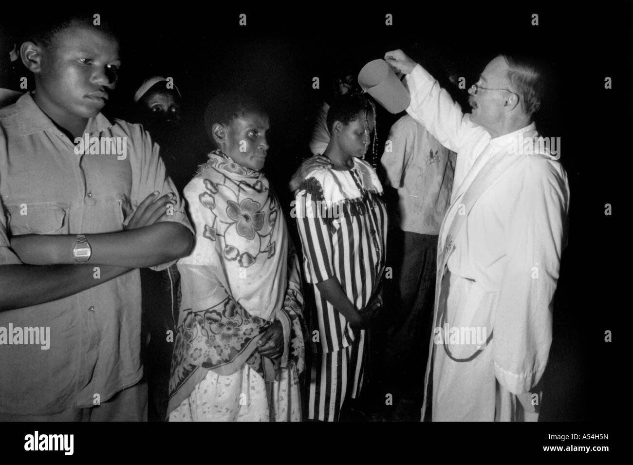Painet ac1488 noir et blanc religion missionnaire américain baptisant paroissiens Tanzanie au pays en développement, pays des images Banque D'Images