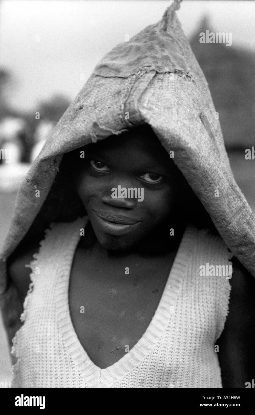 Ac1501 Painet visages noir et blanc garçon camp de personnes déplacées au Soudan nimule images du sud pays bw nation en développement moins Banque D'Images