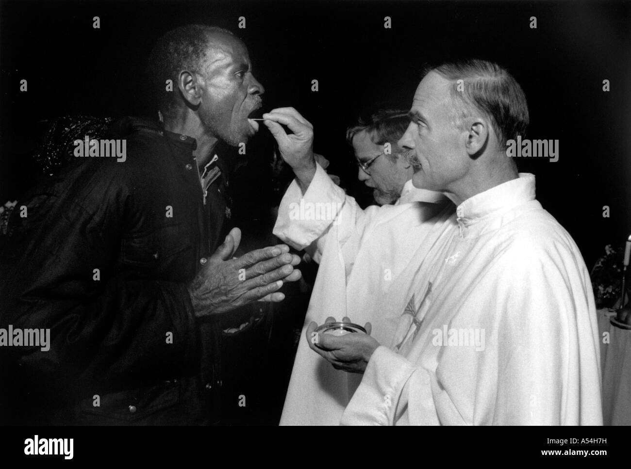 Painet ac1503 noir et blanc american religion prêtre maryknoll bucharist issenye donnant des images pc pays Tanzanie Banque D'Images