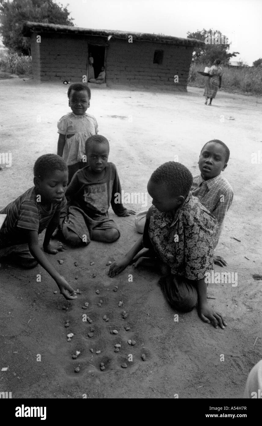 Painet ac1506 noir et blanc jeu enfants Tanzanie shinyanga bw images au pays en développement, pays économiquement moins Banque D'Images