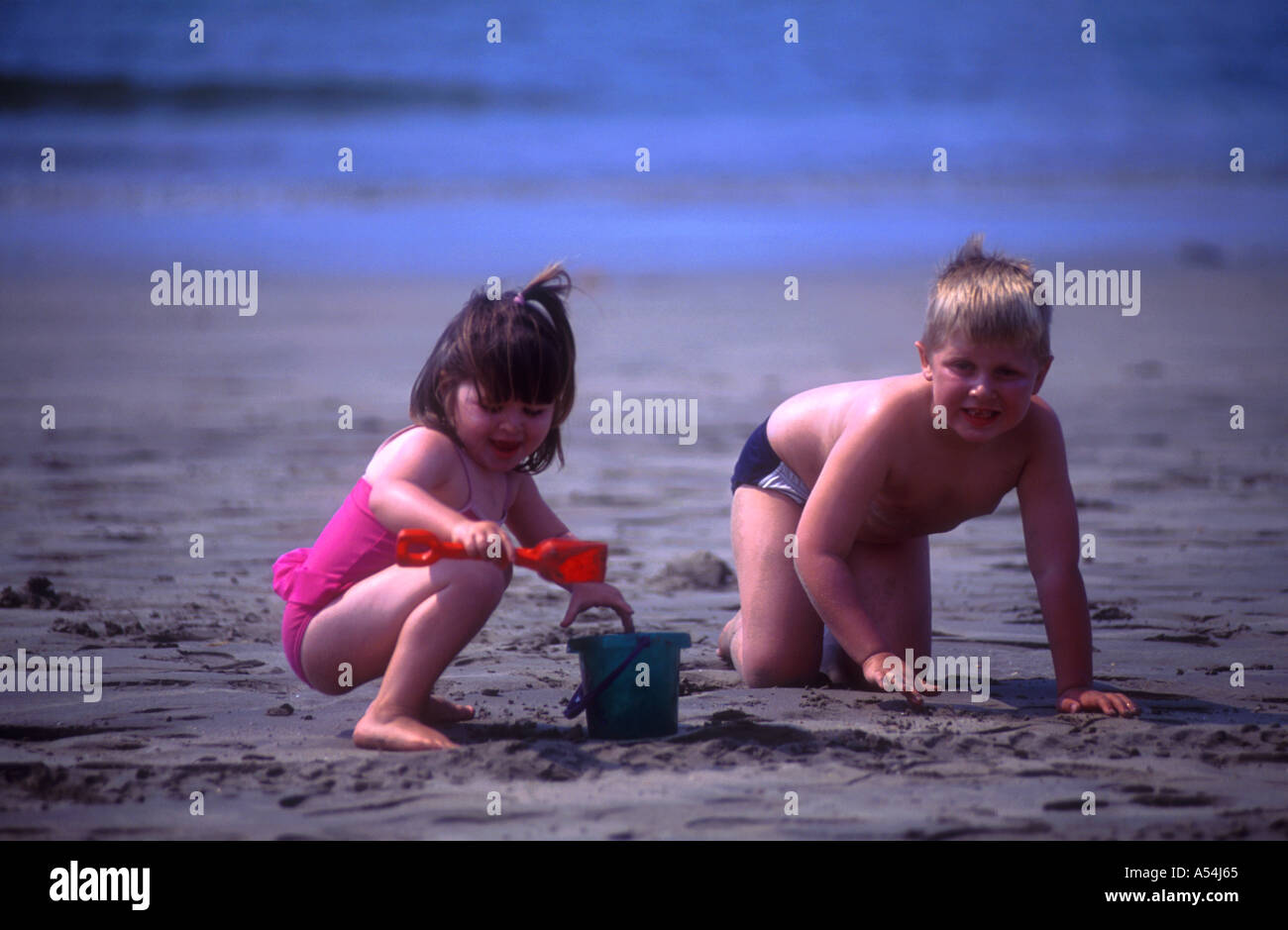 Soeur et frère sur la plage Banque D'Images