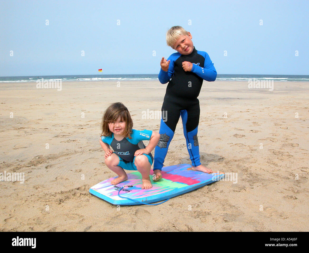 Garçon et fille sur la plage Banque D'Images