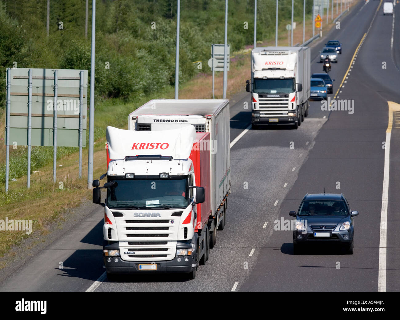 Deux camions roulant sur l'autoroute , Finlande Banque D'Images