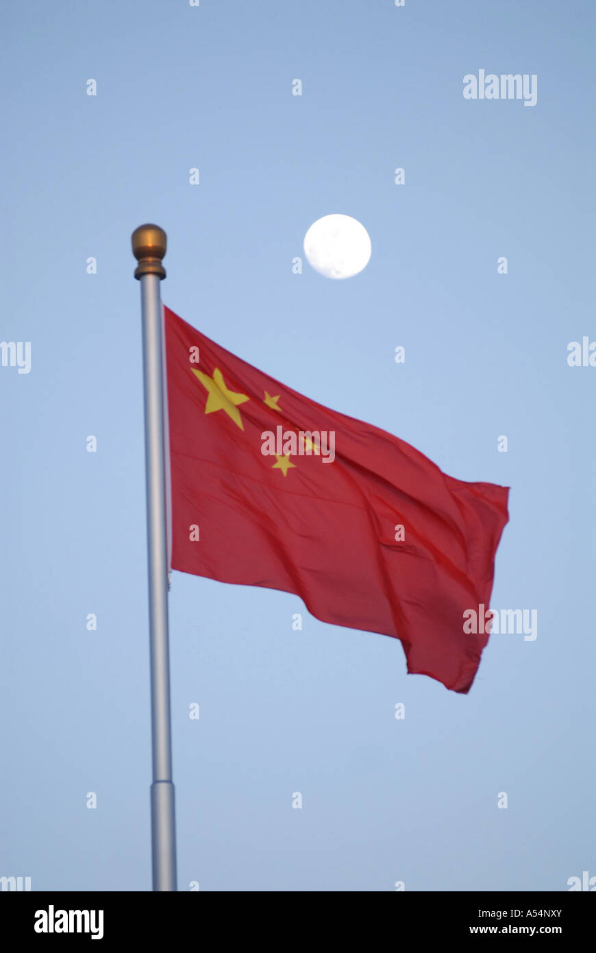 Wǔ Xīng Hóng Qí ('cinq étoiles Drapeau Rouge'), avec la lune dans l'arrière-plan Banque D'Images