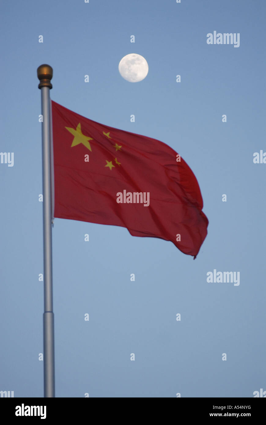 Wǔ Xīng Hóng Qí ('cinq étoiles Drapeau Rouge'), avec la lune dans l'arrière-plan Banque D'Images
