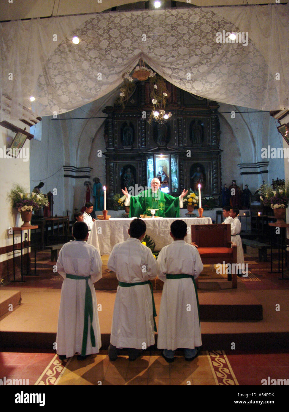 Painet1782 ip american guatemala curé père greg schafer prédication Eglise Catholique San Lucas Toliman pays Banque D'Images