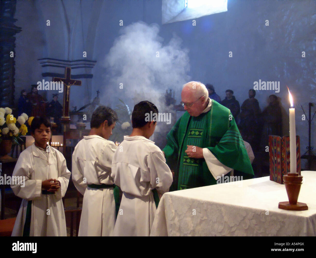 Ip Painet1801 guatemala curé père greg schafer officiant la messe dominicale San Lucas Toliman les pays Banque D'Images