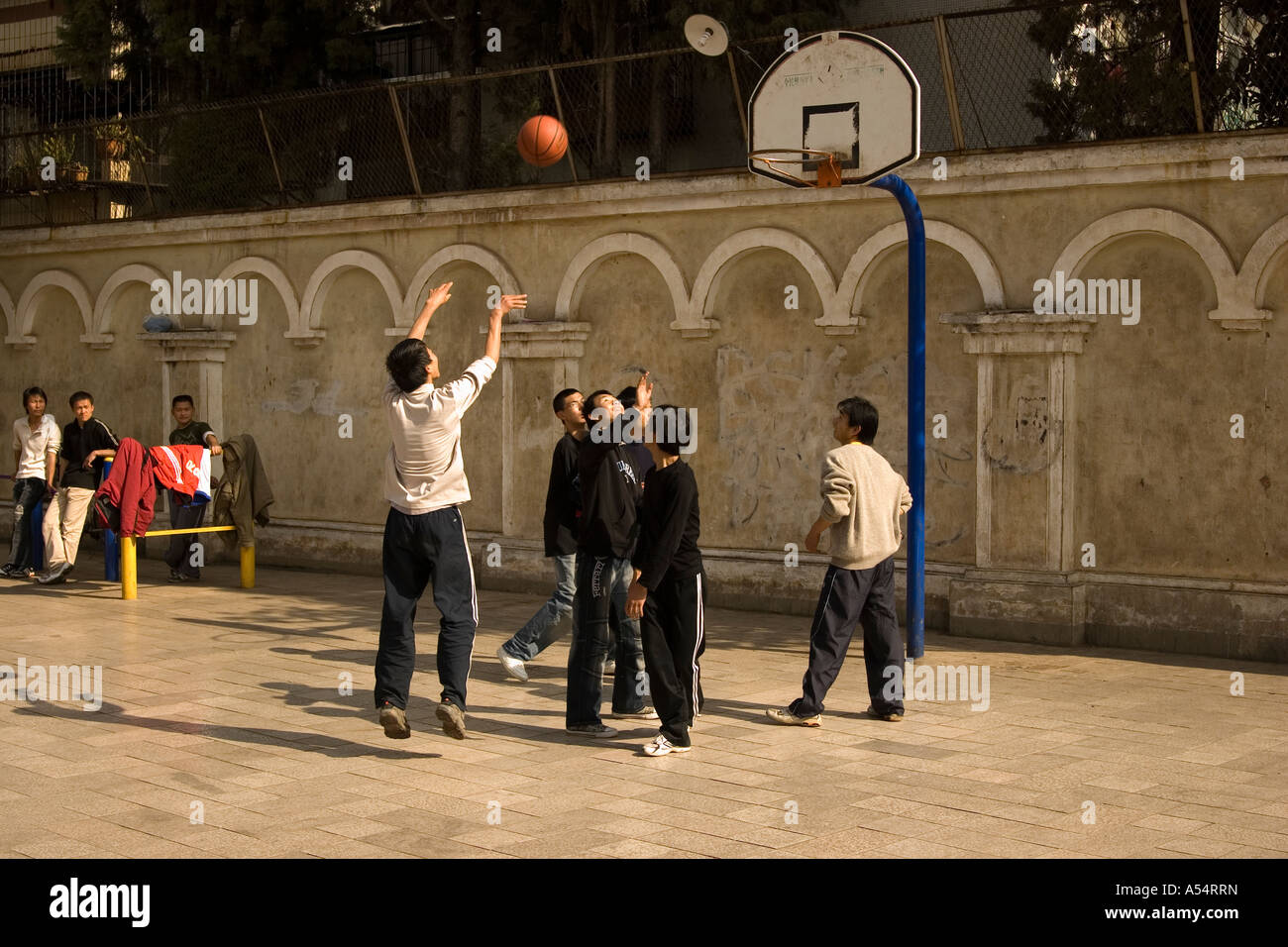 Les enfants jouent au basket-ball dans la région de Cuihu Park Kunming Chine Banque D'Images