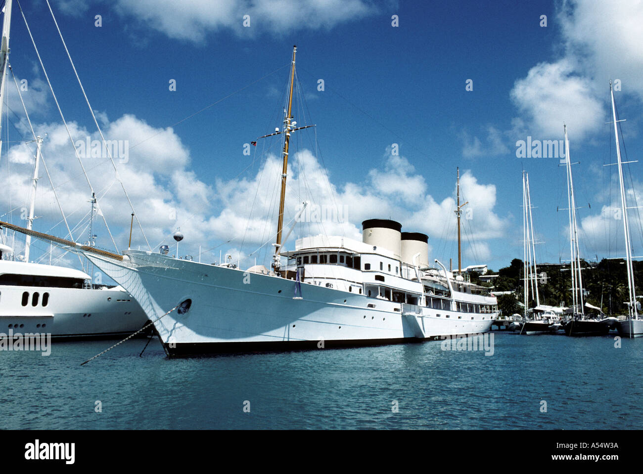 Luxury Cruiser Falmouth Harbour, Antigua Banque D'Images