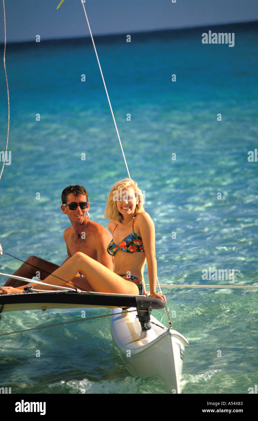 Couple Sailing sur Catmaran dans Tropiques Banque D'Images