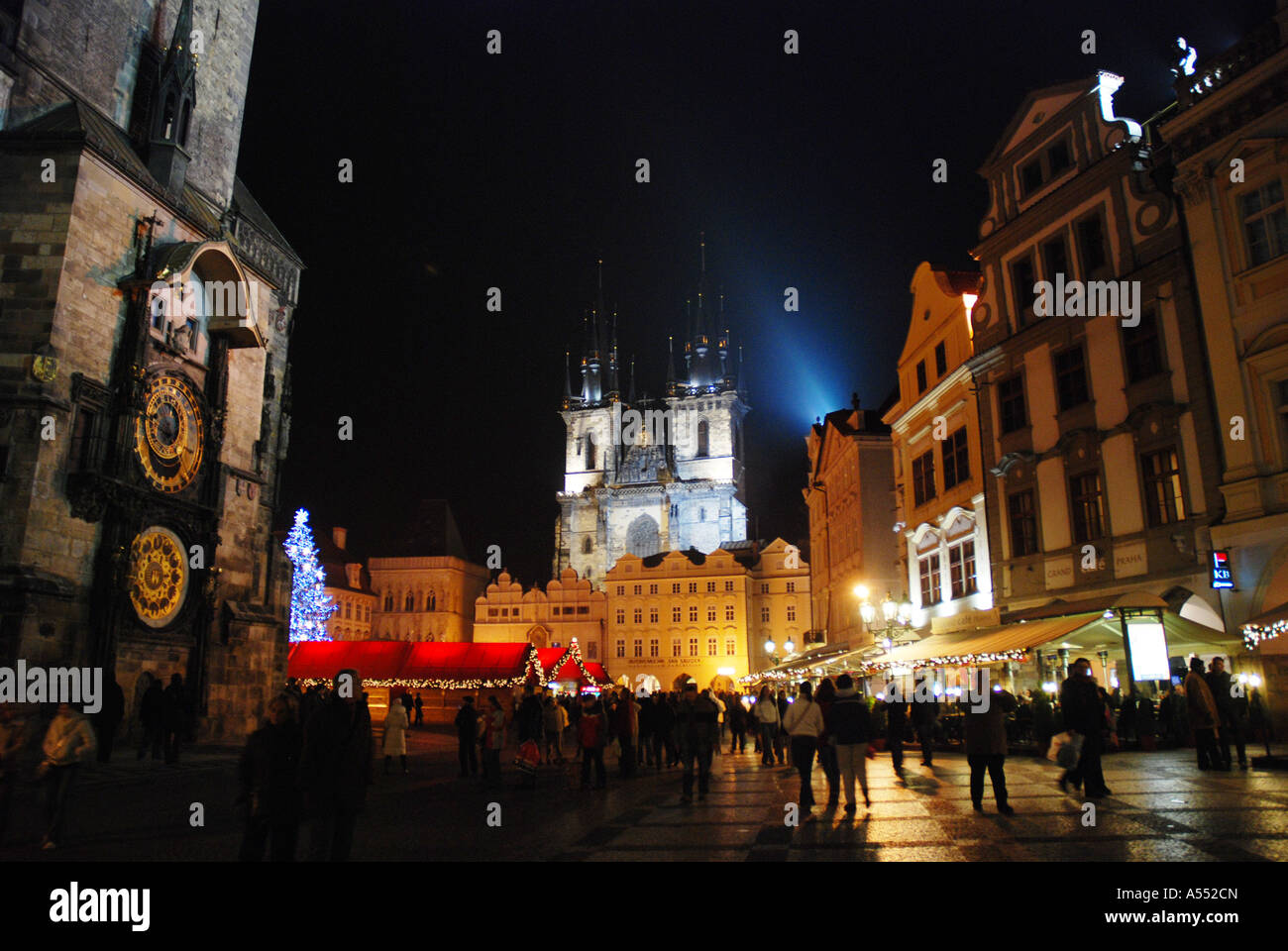 Place de la vieille ville au cours de marché de Noël avec Teyn eglise, Prague République Tchèque Banque D'Images