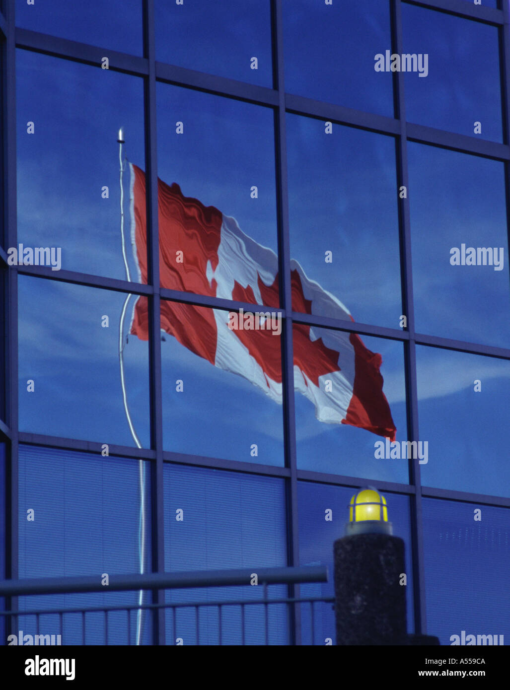 Drapeau canadien Refected sur un bâtiment à Halifax Banque D'Images