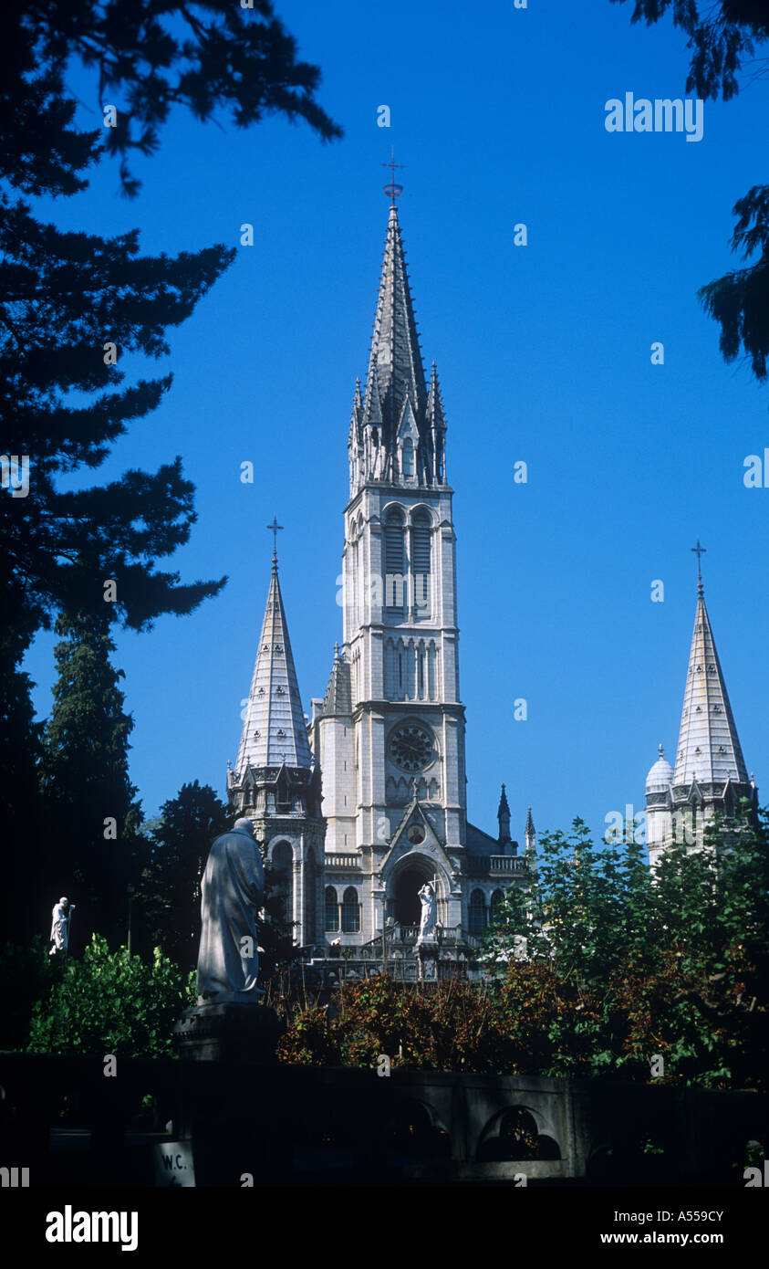 Basilique Supérieure et Basilique du Rosaire et crypte (ci-dessous), Lourdes, Haut Pyrenees, France Banque D'Images