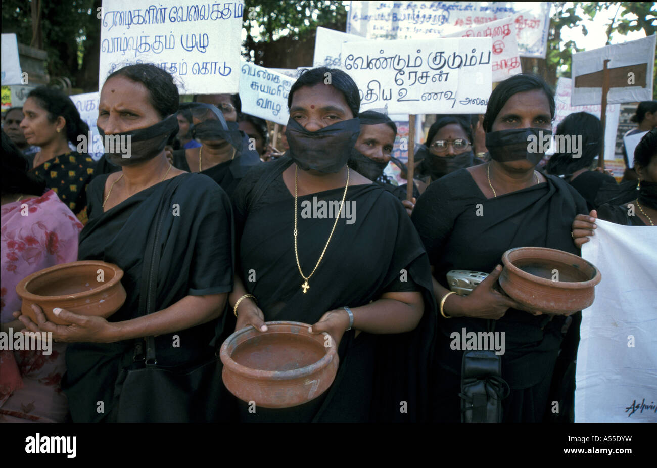 Painet ik0360 inde femmes vêtues de libre-échange jeudi noir démontrant sangaman le développement économique de l'éducation des femmes Banque D'Images