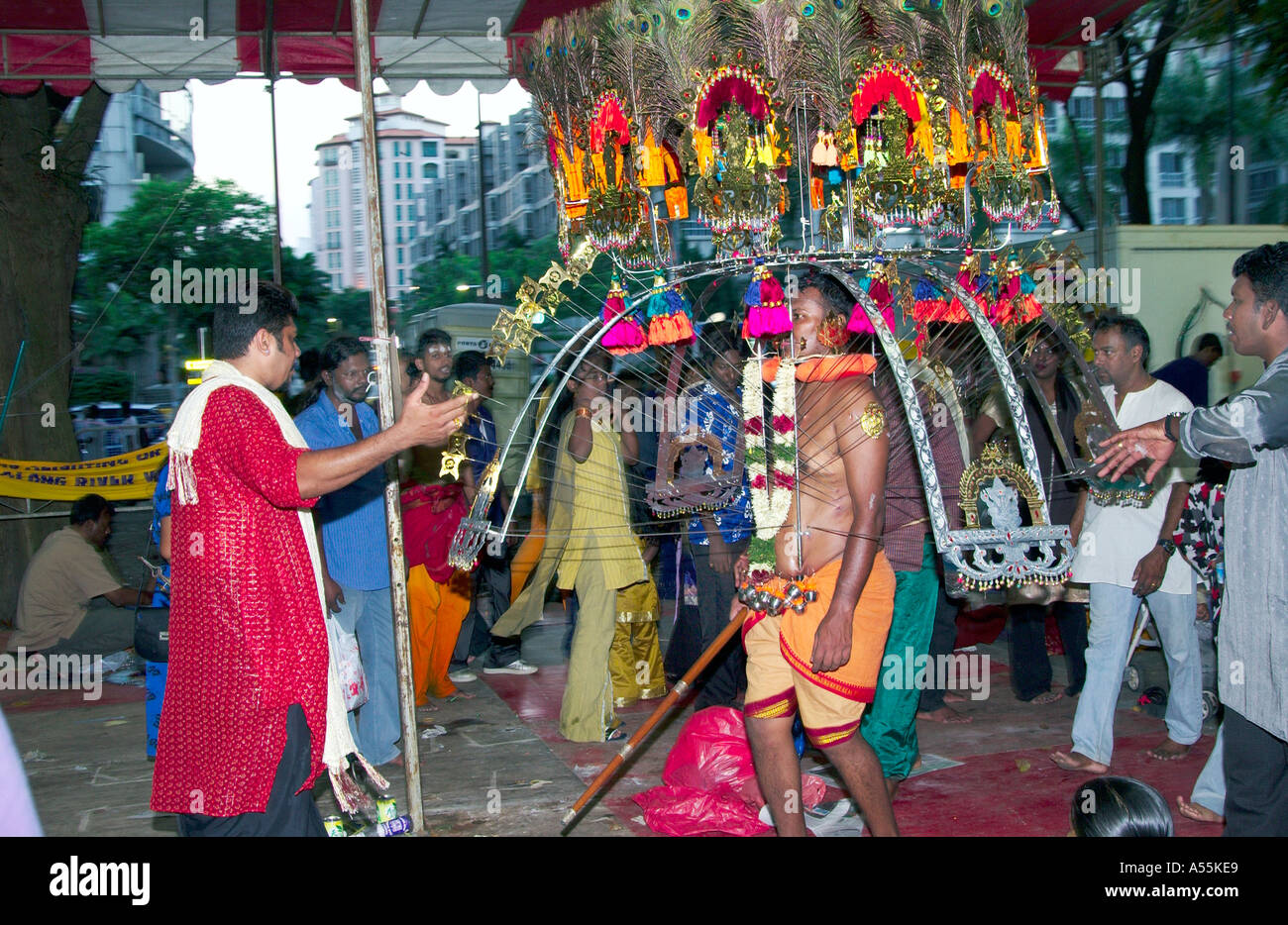 Thaipusam Festival 2005 à Singapour avec les participants leur démantèlement Kavadis et body piercing Banque D'Images