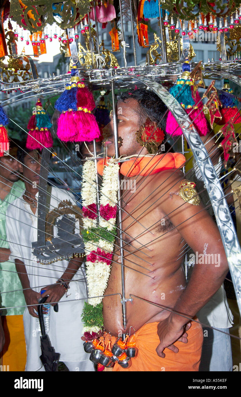Thaipusam Festival 2005 à Singapour avec les participants leur démantèlement Kavadis et body piercing Banque D'Images