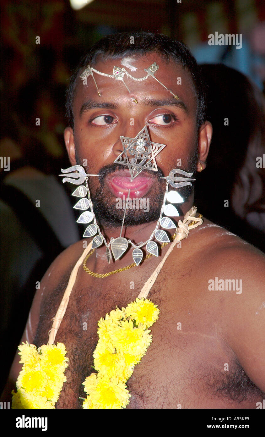 Thaipusam Festival 2005 à Singapour avec les participants leur démantèlement Kavadis et body piercing Banque D'Images