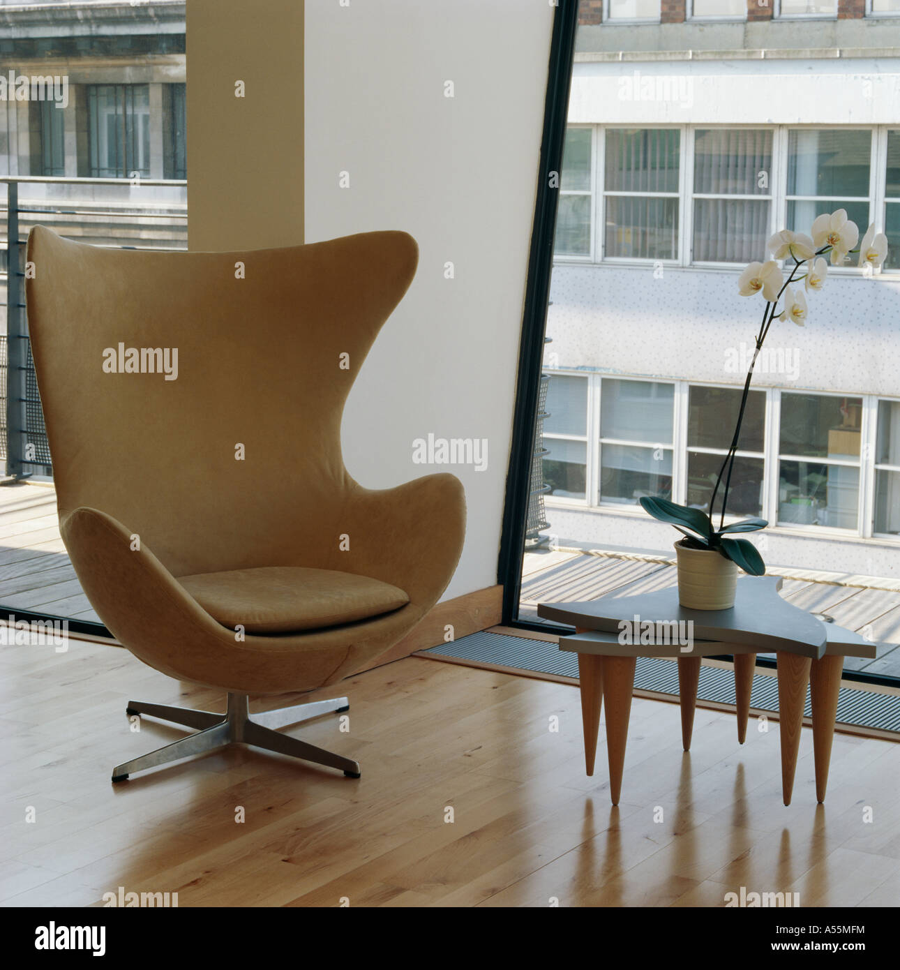 Arne Jacobsen fauteuil Œuf classique moderne de conversion loft salon avec  une grande fenêtre et vue sur la ville Photo Stock - Alamy