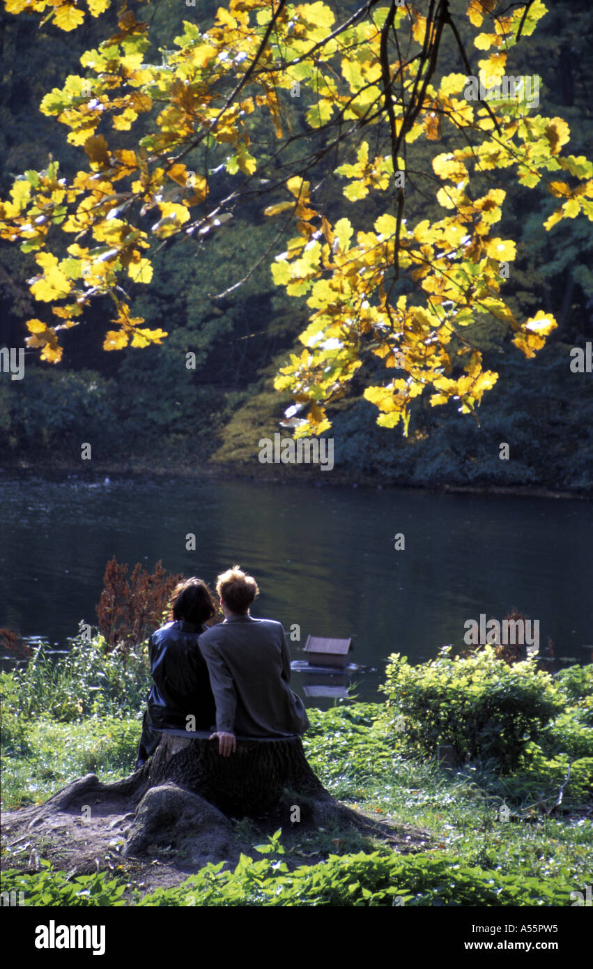 Automne couple romantique Banque D'Images