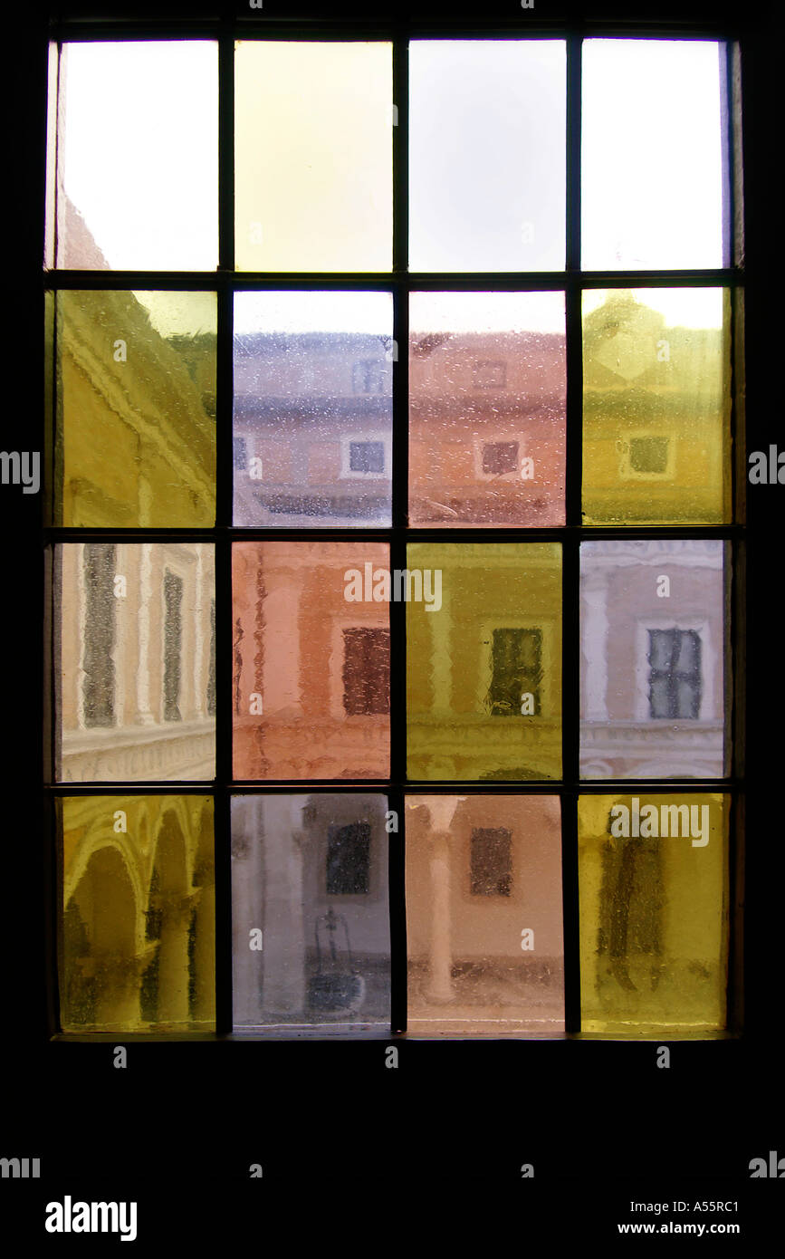 Une fenêtre du Palais Ducal à Urbino, donnant sur la cour centrale Banque D'Images