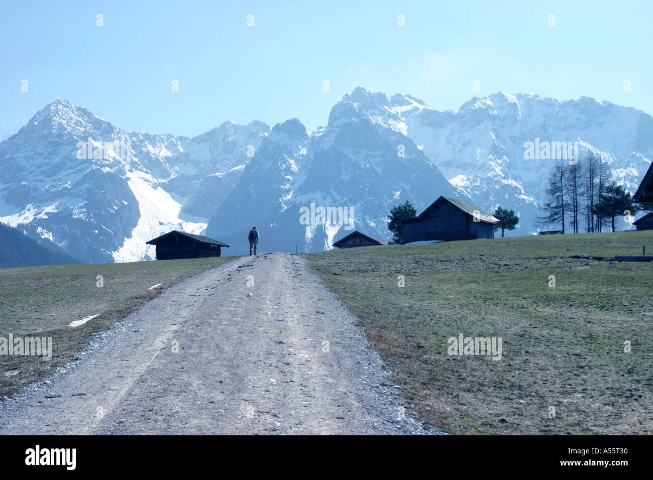 La position de la montagne au début du printemps près de Mittenwald Bavière Allemagne Banque D'Images