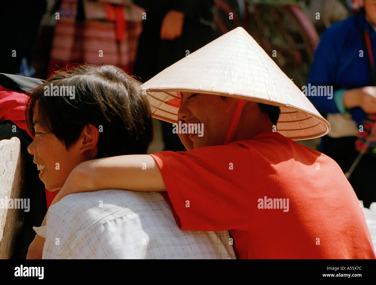 Les amis au marché de BacHa nord du Vietnam Banque D'Images