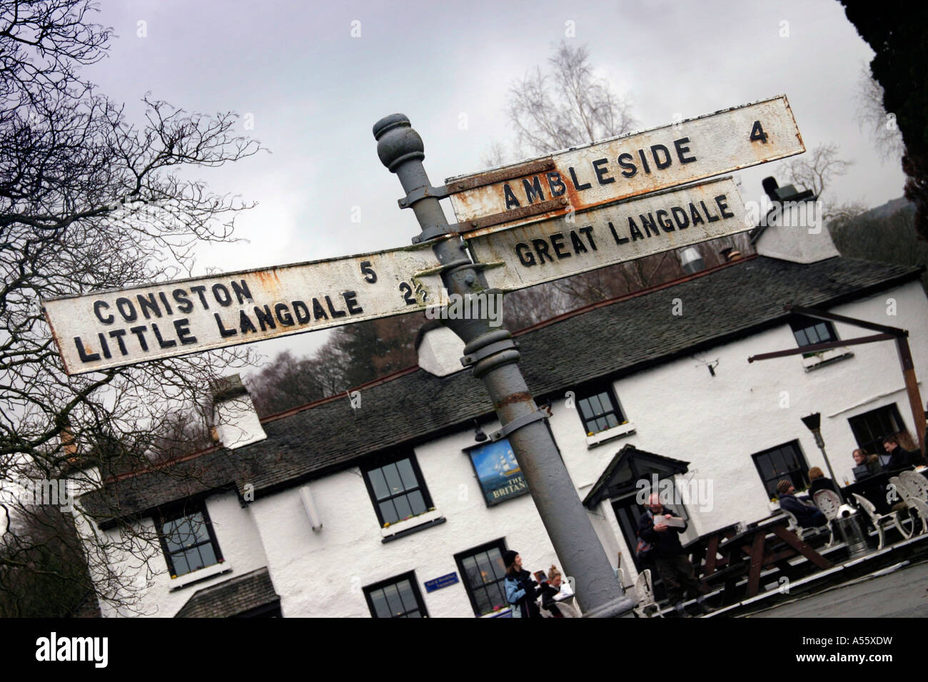 Old Road sign et pub Britannia dans Lake Road Lake District Cumbria UK Banque D'Images