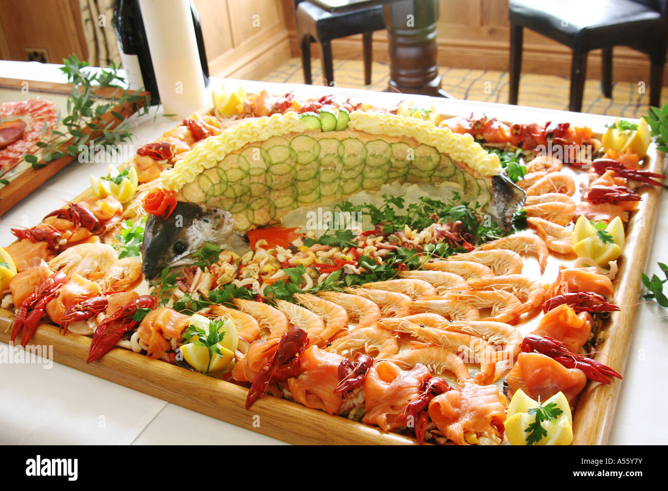 Plateau de fruits de mer avec un ensemble décoré saumon à une réception