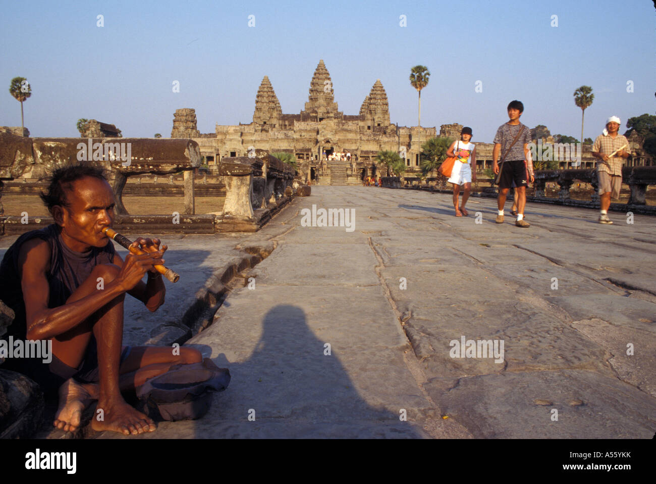 Painet ix1821 Cambodge mendiant jouant flute touristes passent par les temples d'angkor wat siem reap au pays en développement, de pays moins Banque D'Images