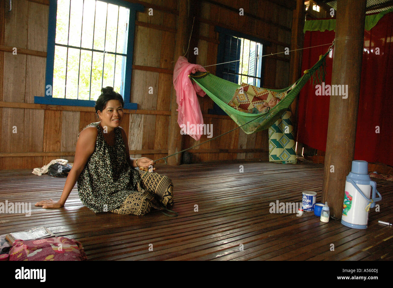 Painet Ix10 Cambodge Bascule Hamac Bebe Mere Trac Village Kampong Cham Au Pays En Developpement Pays Economiquement Moins Photo Stock Alamy