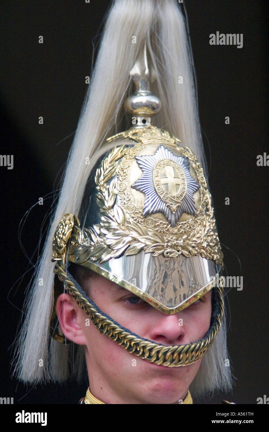Life Guard de la Royal Horse Guard, Whitehall London. Vue rapprochée d'un garde de cérémonie portant un casque doré très orné avec c détaillé Banque D'Images