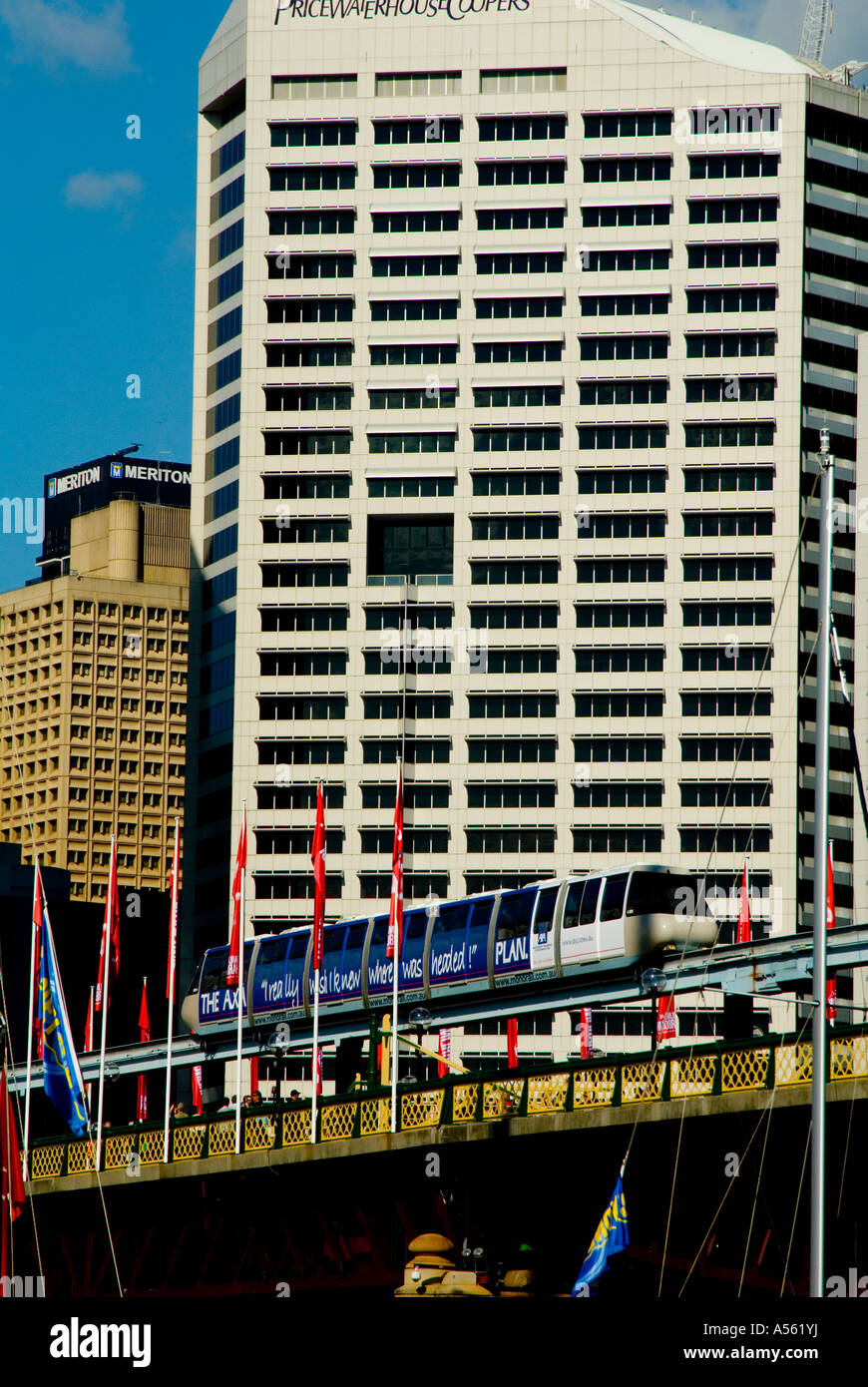 Train monorail sur voie surélevée, à l'encontre de l'Australie Sydney skyline backround Banque D'Images