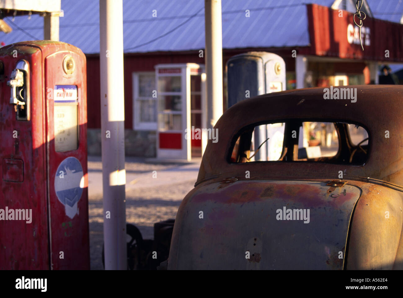 Ferme Ancienne Pompe A Essence Station Service Dans Le Desert Californie Shoshone Death Valley United States Of America Usa Photo Stock Alamy