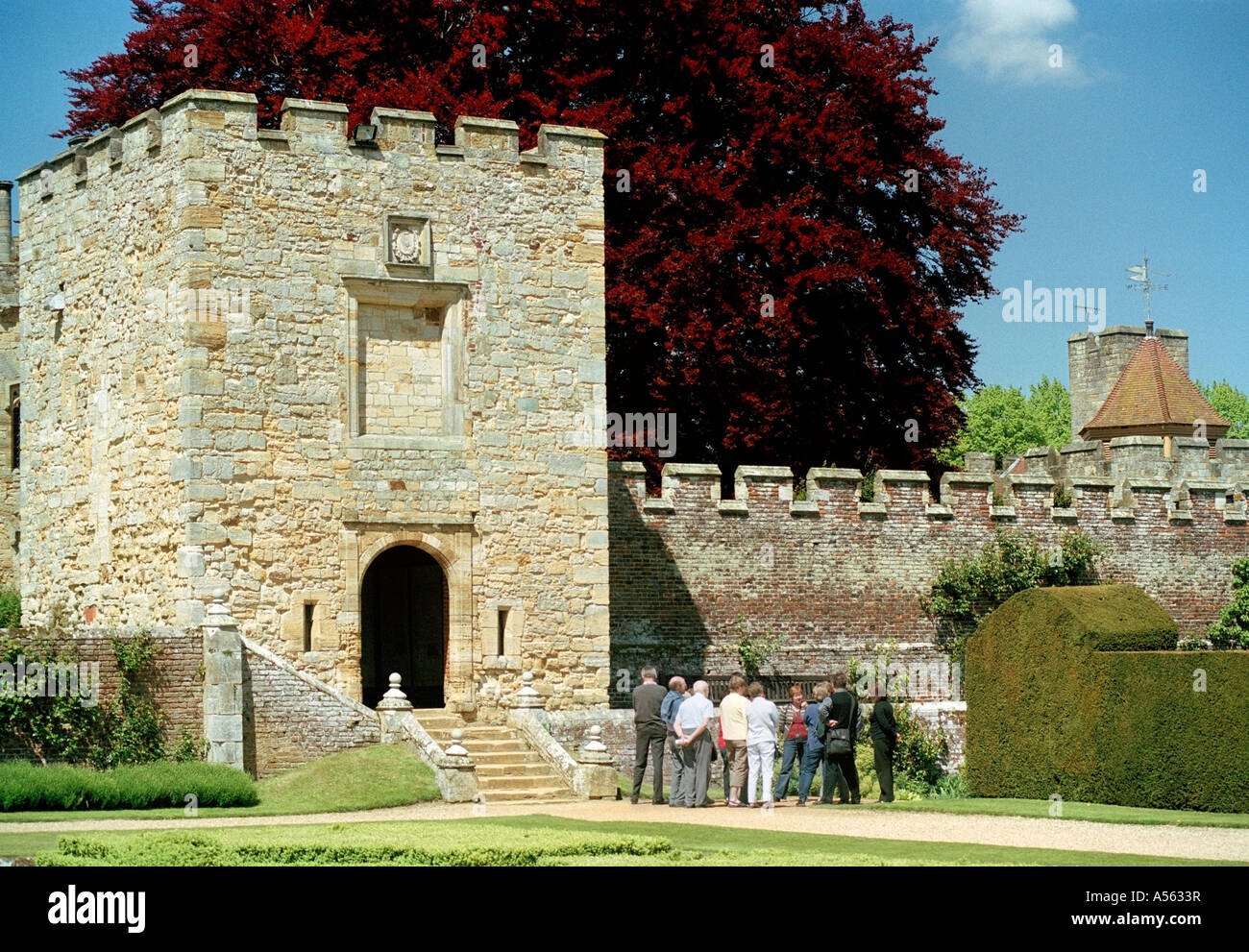 Penshurst Place groupe ayant une visite guidée Kent England UK. Banque D'Images