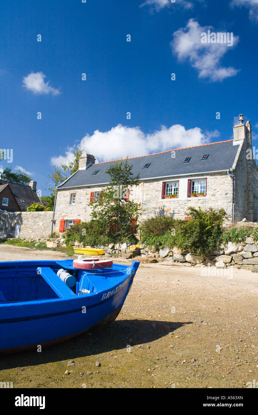 Un bateau de pêche bleu sur la banque du sec, de l'estuaire de l'Aber Benoit Finister Banque D'Images