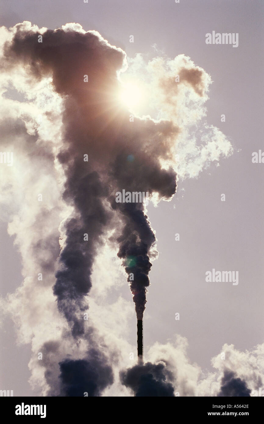 Émergeant de la fumée des cheminées industrielles Banque D'Images