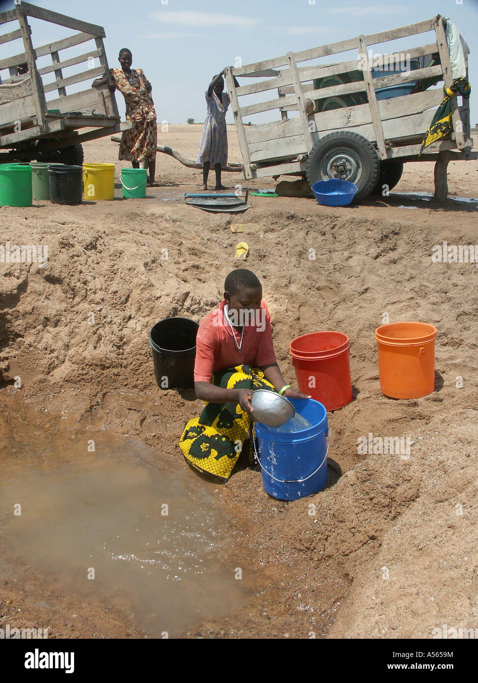 Iy7583 femme Painet Tanzanie la collecte de l'eau sale et lit d'une rivière asséchée shinyanga au pays en développement, de pays moins Banque D'Images