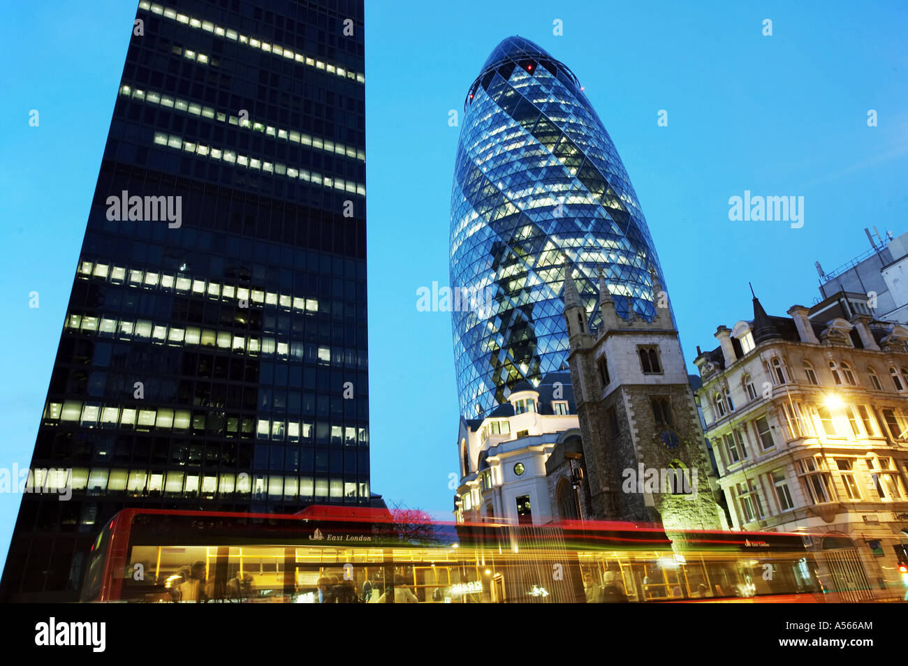 30 St Mary Axe gratte-ciel Gherkin Swiss Re tower à Londres Angleterre Royaume-uni Banque D'Images