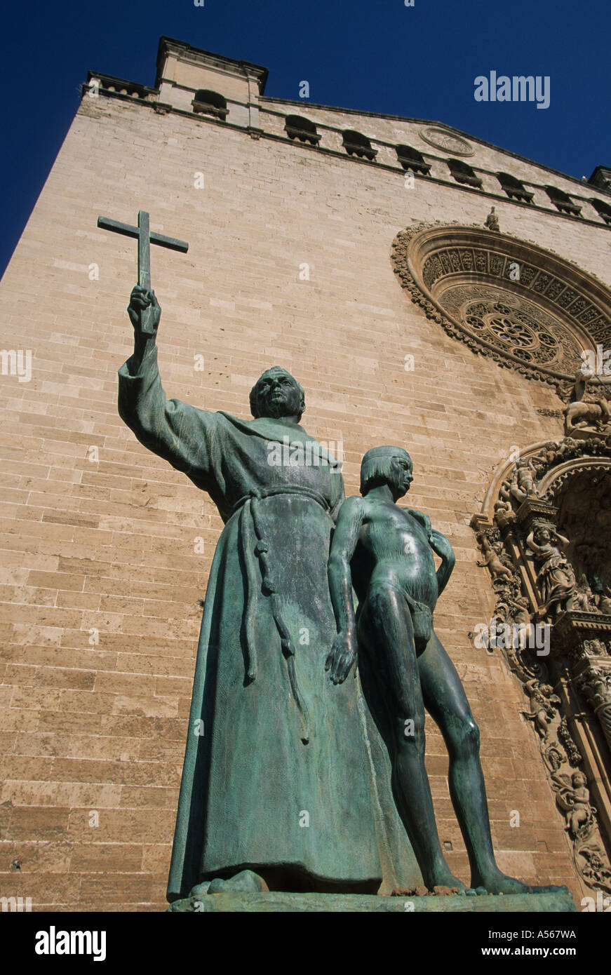 Fray Juníper Serra statue entrée principale de l'église gothique de Sant Francesc - Palma de Majorque Espagne Banque D'Images