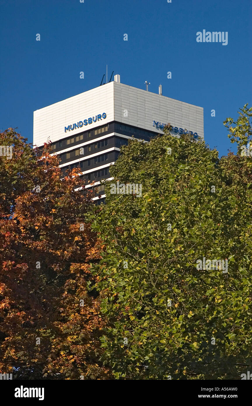 Tour de Mundsburg Center tours de bâtiment de bureaux à Hambourg, Allemagne arbres colorés autmun Banque D'Images