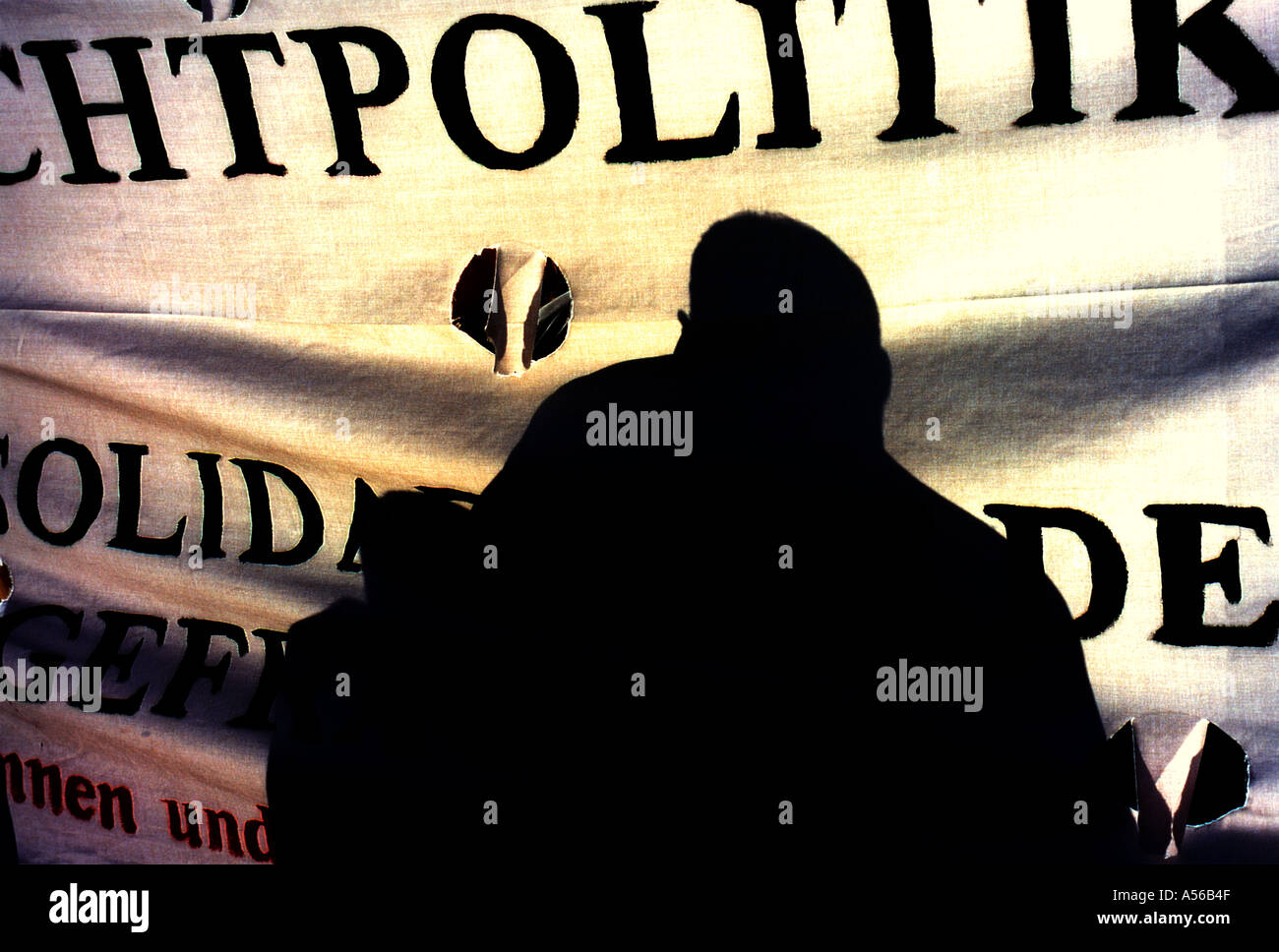 Drapeau blanc en démonstration après les attaques du 11 septembre aux États-Unis - silhouette de personne Banque D'Images