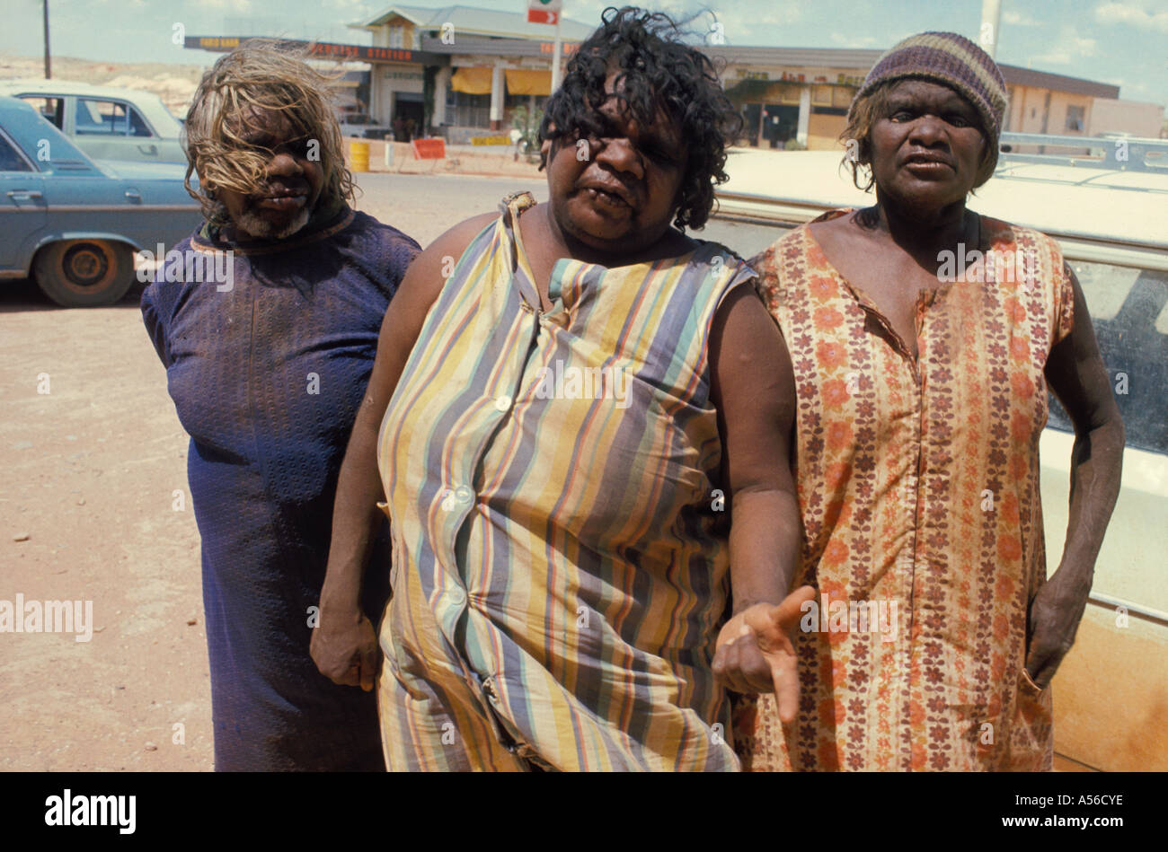 Les femmes autochtones pour mendier de l'argent pour acheter de l'alcool en Coober Pedy Australie Banque D'Images