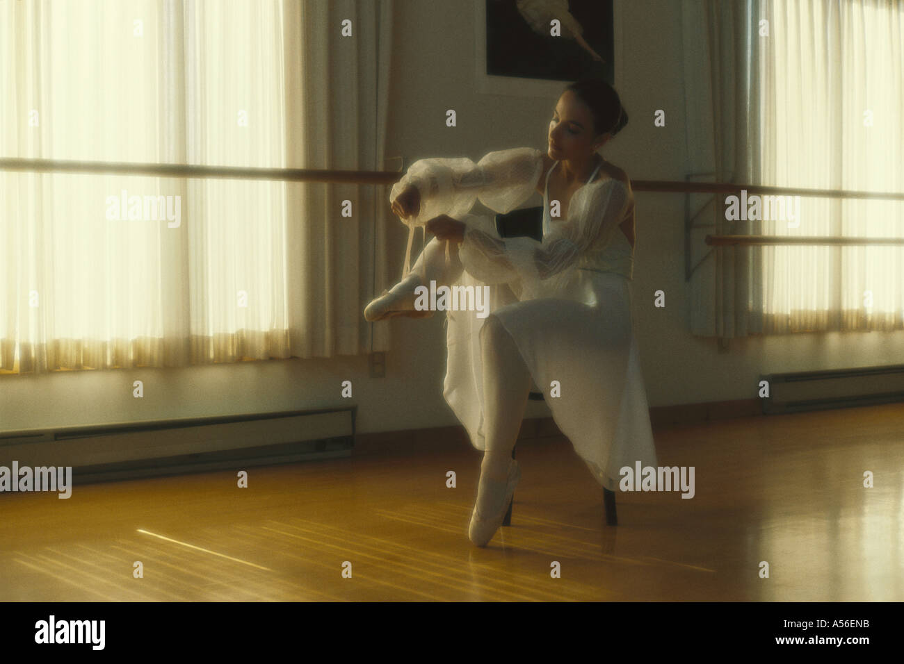 VDA75996 Ballet danseuse attachant ses chaussures dans un studio de danse modèle libération 485 Banque D'Images