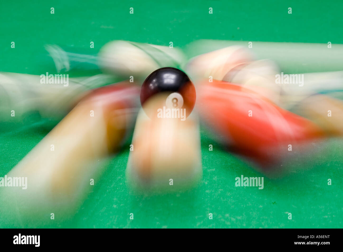 Plusieurs boules de billard colorés en mouvement. Banque D'Images