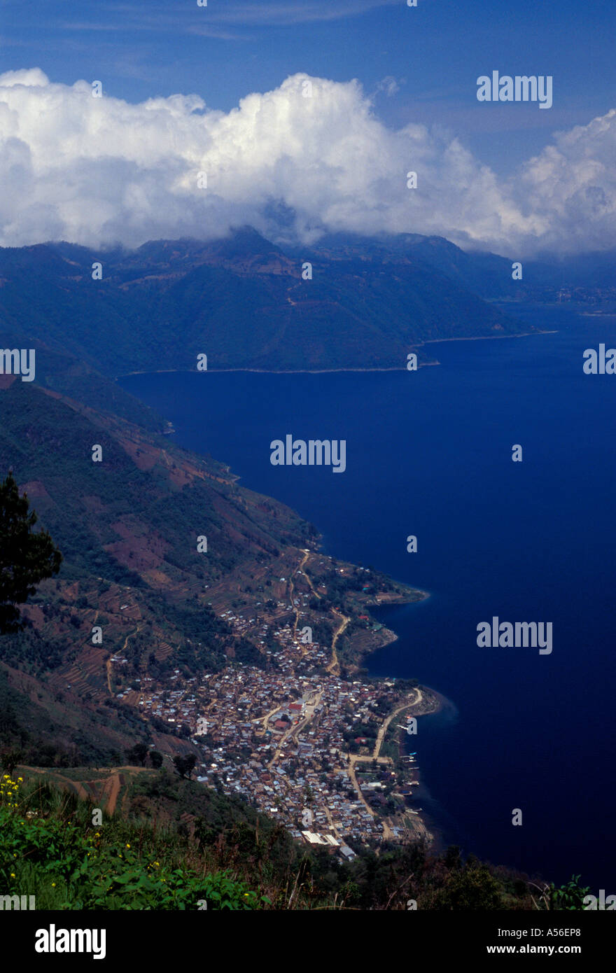 Lac Atitlan volcan San Pedro village de San Antonio Palopo Solola Ministère Guatemala Banque D'Images